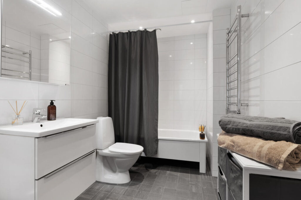 Klinkersättning vid renovering av toalett i lägenhet. Södertälje Rosenlund